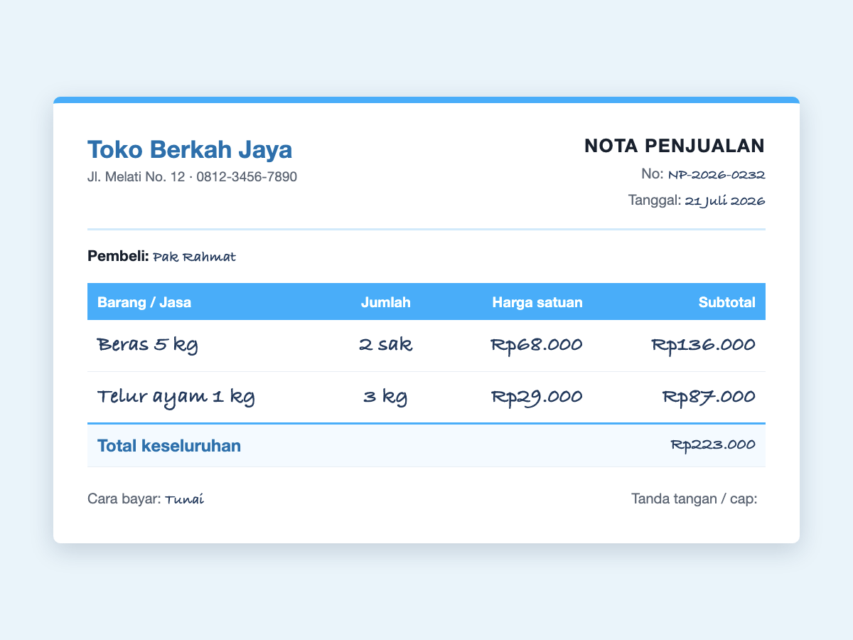 Contoh nota penjualan tulis tangan &mdash; ilustrasi nota yang diisi manual dengan tulisan tangan